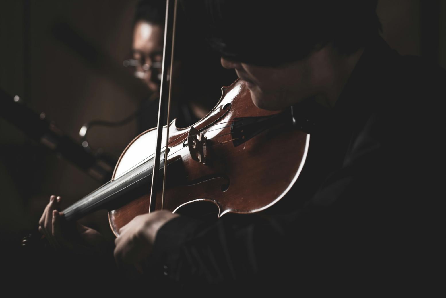 Modernes Tonstudio mit professioneller Aufnahmeausrüstung