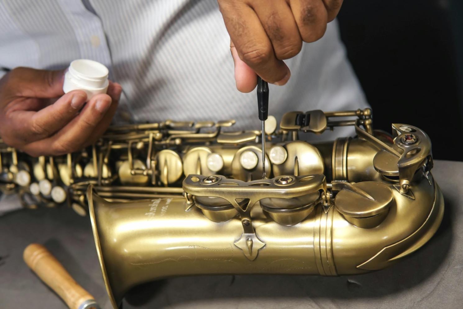 Sound Engineer bei der Arbeit am Mischpult während eines Live-Konzerts