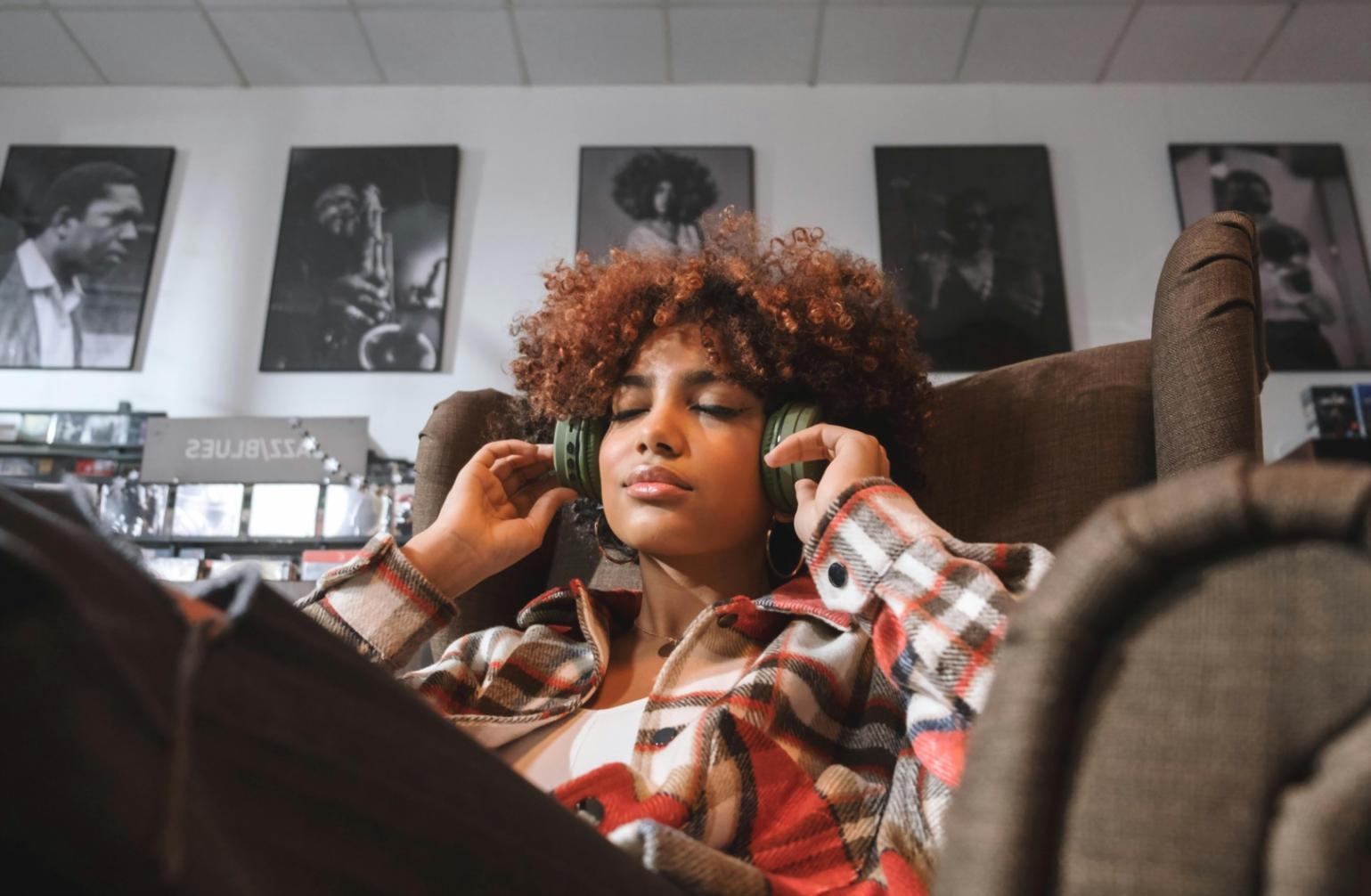 Tontechniker bei der Arbeit am digitalen Mischpult